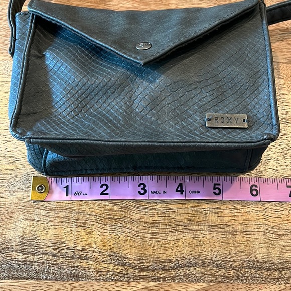 Roxy Textured Crossbody Bag - Picture 9 of 12